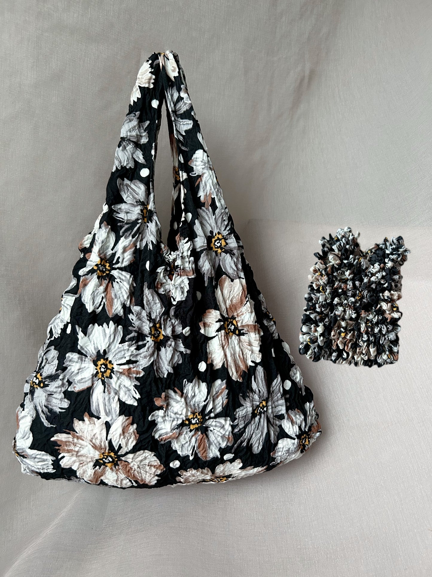 Elegant White Beige Flora printed flexible Foldable Reusable grocery shopping bag-flex totes 
