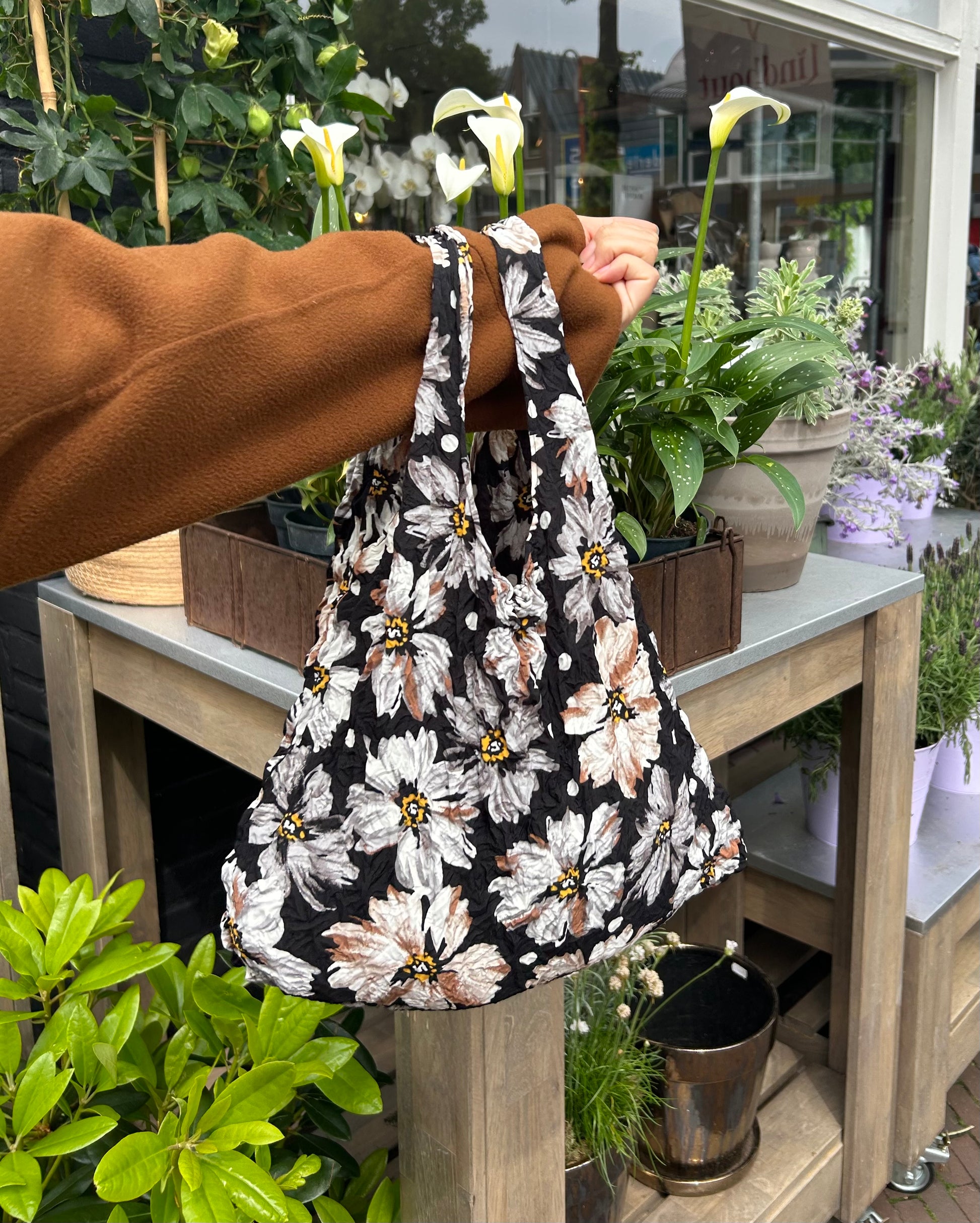 Elegant White Beige Flora printed flexible Foldable Reusable grocery shopping bag-flex totes 